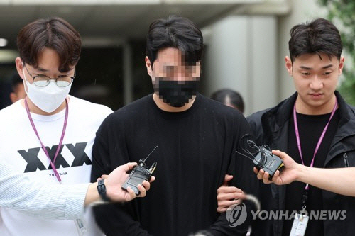 약물을 복용한 채 운전하다가 사고를 내 행인을 다치게 한 혐의를 받는 신모씨가 11일 서울 서초구 서울중앙지방법원에서 구속 전 피의자 심문(영장실질심사)을 마친 뒤 이동하고 있다.   [연합뉴스]